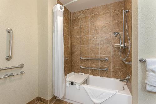 ein Bad mit einer Badewanne und einem WC in der Unterkunft Holiday Inn Express and Suites Lafayette East, an IHG Hotel in Lafayette