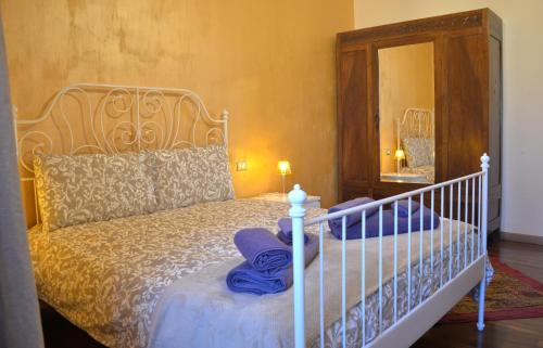 - une chambre avec un lit blanc et un miroir dans l'établissement Sophie's Choice 2 a San Pietro, à Rome