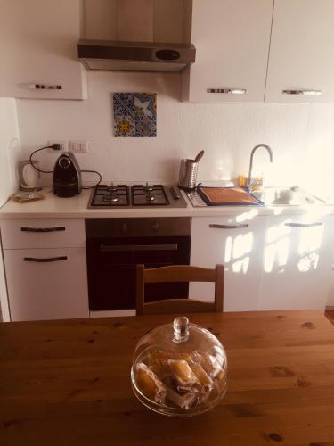 Kuchyň nebo kuchyňský kout v ubytování Delizioso appartamento in corte