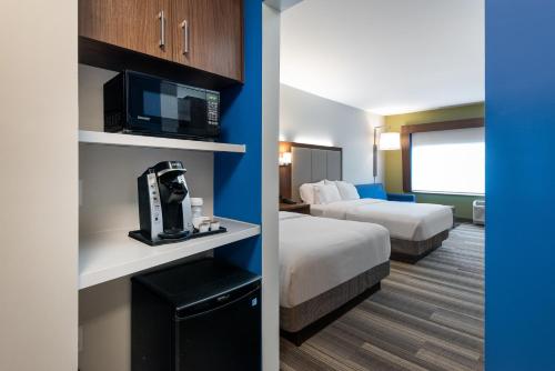 Un pat sau paturi într-o cameră la Holiday Inn Express Queensbury-Lake George Area, an IHG Hotel