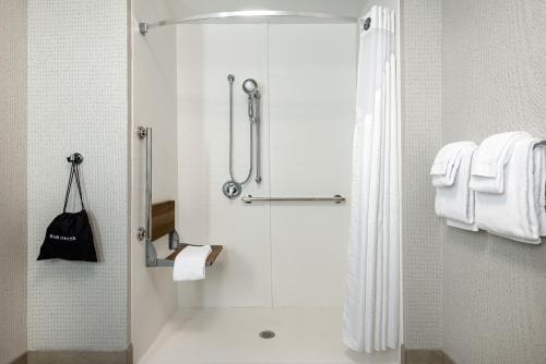 W łazience znajduje się prysznic ze szklanymi drzwiami. w obiekcie Holiday Inn Express Queensbury-Lake George Area, an IHG Hotel w mieście Queensbury