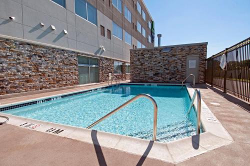 una piscina di fronte a un edificio di Holiday Inn Express & Suites Johnstown, an IHG Hotel a Johnstown