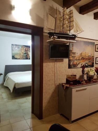 a room with a kitchen and a bed and a tv at Ca' Marcella in Venice