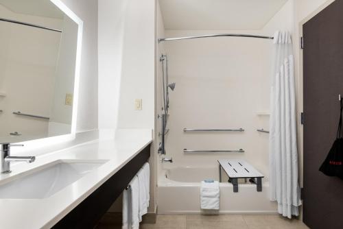 Ett badrum på Holiday Inn Express & Suites Lakeland South, an IHG Hotel