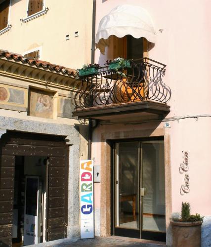 un balcón en el lateral de un edificio en Casa Ciarì, en Tremosine Sul Garda