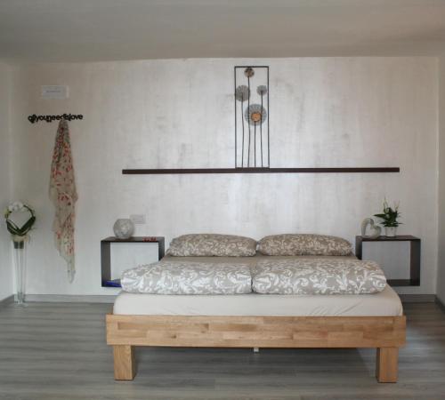 um quarto com uma cama com uma parede branca em Casa Ciarì em Tremosine Sul Garda