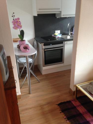 Una cocina o cocineta en B&B Hotel & Appartements Chasa Valär