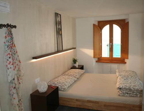 a bedroom with a bed with a window and a window at Casa Ciarì in Tremosine Sul Garda