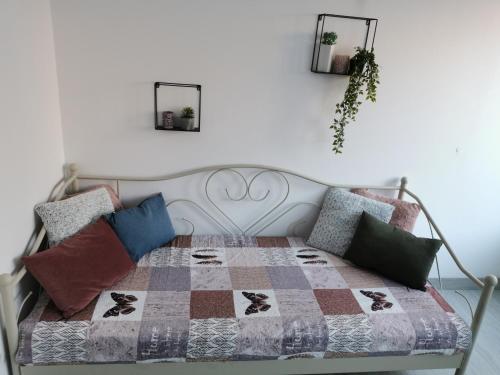 1 cama con edredón y almohadas en Zorić Apartments & Rooms en Dubrovnik