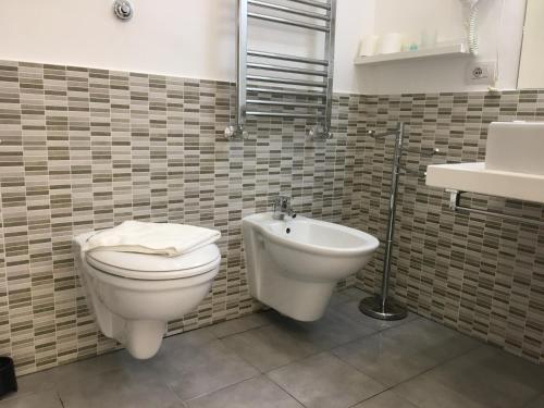 a bathroom with a toilet and a sink at Maison De luxe in Pompei