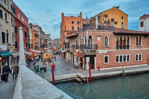 vistas a un canal de una ciudad con edificios en Classy Venice, en Venecia