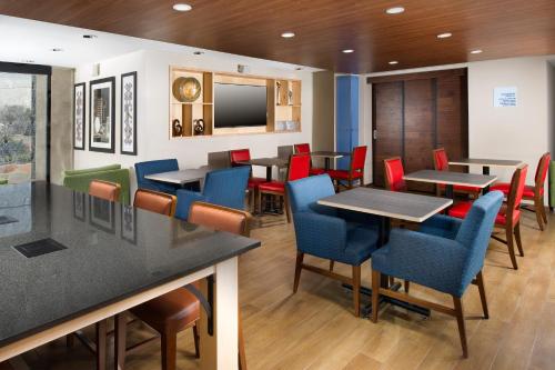 Holiday Inn Express & Suites San Antonio - Downtown Market Area, an IHG Hotel Image