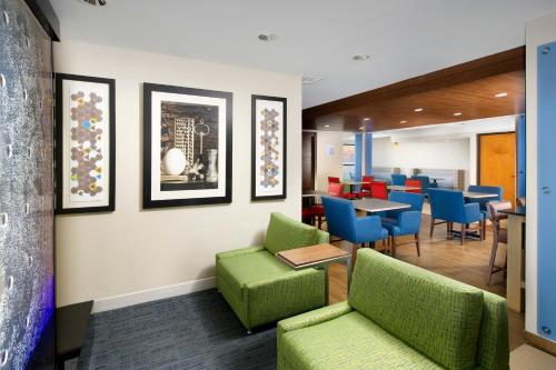 Holiday Inn Express & Suites San Antonio - Downtown Market Area, an IHG Hotel Image
