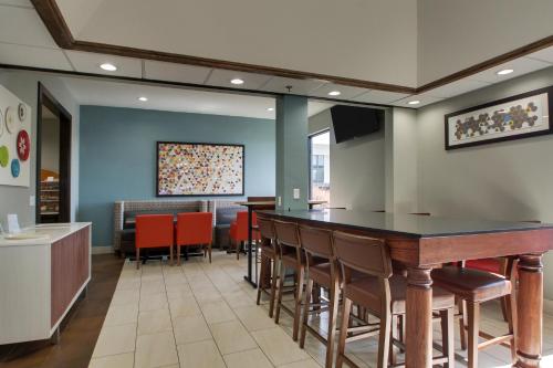 een eetkamer met een bar en stoelen bij Holiday Inn Express Hotel & Suites Lebanon by IHG in Lebanon