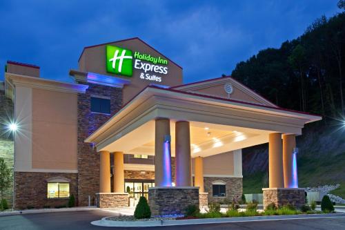 a hotel with a sign that reads holiday inn express and suites at Holiday Inn Express & Suites Ripley by IHG in Ripley
