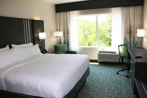 מיטה או מיטות בחדר ב-Holiday Inn Express & Suites - Hendersonville SE - Flat Rock, an IHG Hotel