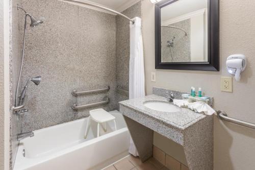 Ett badrum på Holiday Inn Express Hotel and Suites Lake Charles, an IHG Hotel