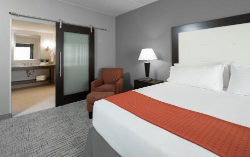 เตียงในห้องที่ Holiday Inn Hotel & Suites Davenport, an IHG Hotel