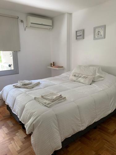 Una cama o camas en una habitación de Departamentos Mediterraneo