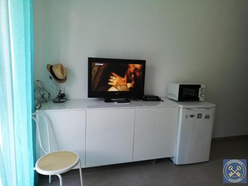 une télévision assise sur un meuble blanc dans l'établissement NICE VIEW Jolie Studio avec Jardin, à Nice