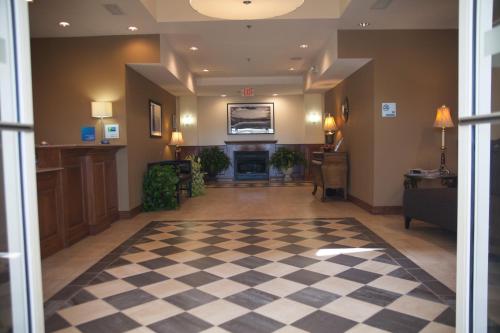 a lobby with a checkered floor and a fireplace at Holiday Inn Express Hotels & Suites Mountain Home, an IHG Hotel in Mountain Home