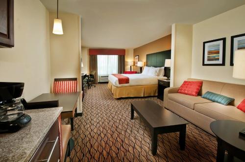 Tempat tidur dalam kamar di Holiday Inn Express Hotel and Suites Pearsall, an IHG Hotel