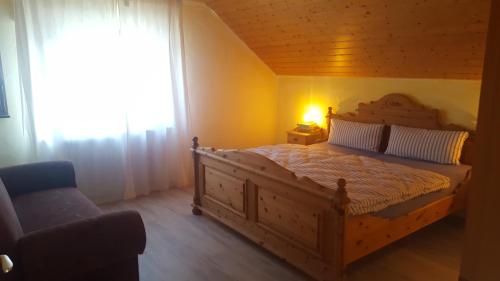 ein Schlafzimmer mit einem Holzbett und einem Fenster in der Unterkunft Kaline 1 in Wildflecken