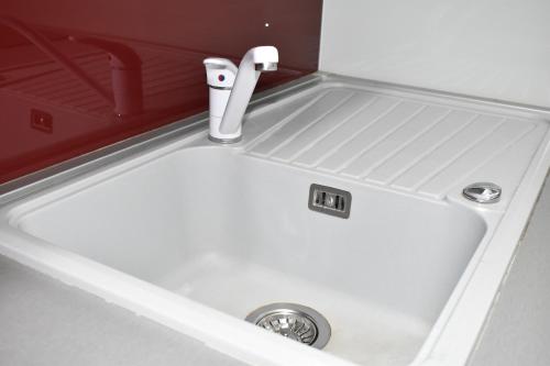 eine weiße Spüle mit Wasserhahn in einer Küche in der Unterkunft Apartment Tino in Zagreb