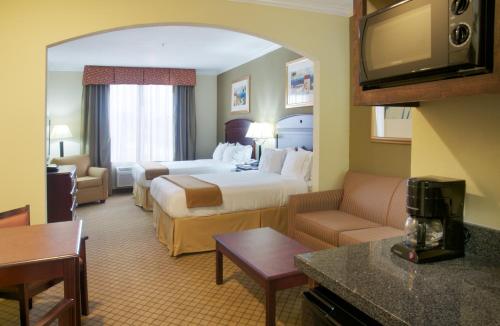 Imagen de la galería de Holiday Inn Express Hotel & Suites Winnie, an IHG Hotel, en Winnie