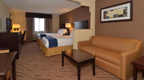 Habitación de hotel con cama y sofá en Holiday Inn Express Hotel & Suites San Antonio-Airport North, an IHG Hotel, en San Antonio
