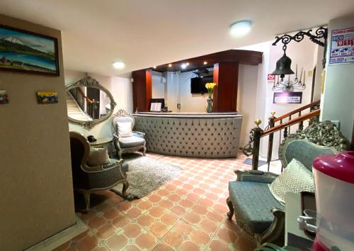 a living room with chairs and a mirror at Rio Hotel in Riobamba