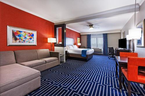 Ruang duduk di Holiday Inn Express & Suites Houston East, an IHG Hotel