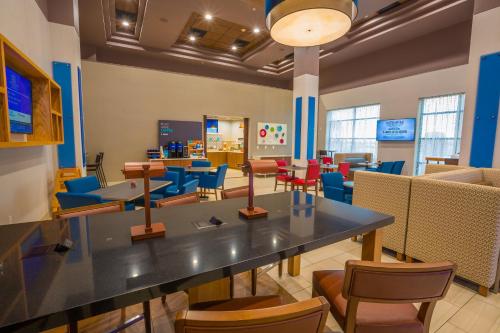 a dining room with a large table and chairs at Holiday Inn Express Hotel & Suites Pasco-TriCities by IHG in Pasco