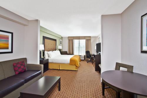 Ruang duduk di Holiday Inn Express Hotel and Suites Harrington - Dover Area, an IHG Hotel