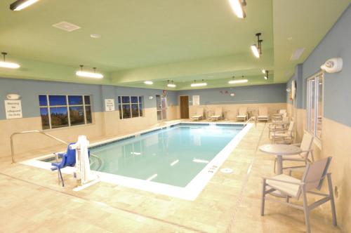 a large pool in a hospital room with chairs around it at Holiday Inn Express & Suites Toledo South - Perrysburg, an IHG Hotel in Perrysburg Heights