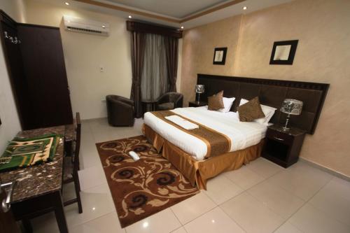Al Thanaa Alraqi Furnished Apartments tesisinde bir odada yatak veya yataklar
