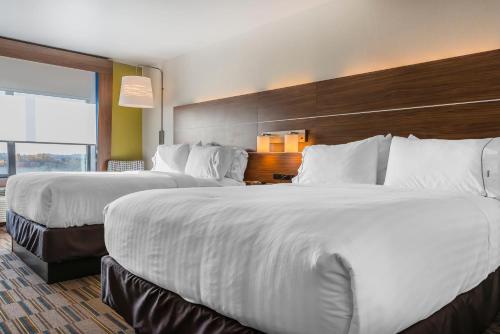 Postel nebo postele na pokoji v ubytování Holiday Inn Express & Suites Clarion by IHG