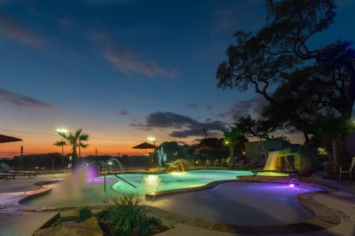 Swimmingpoolen hos eller tæt på Holiday Inn Express & Suites San Antonio Medical Center North, an IHG Hotel