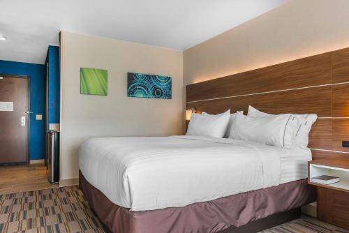 Postel nebo postele na pokoji v ubytování Holiday Inn Express & Suites Clarion by IHG