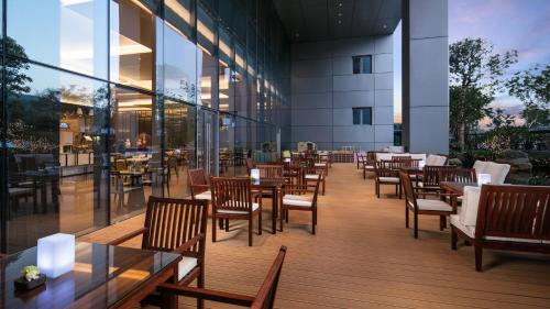 Restaurace v ubytování HUALUXE Xiamen Haicang Habour View
