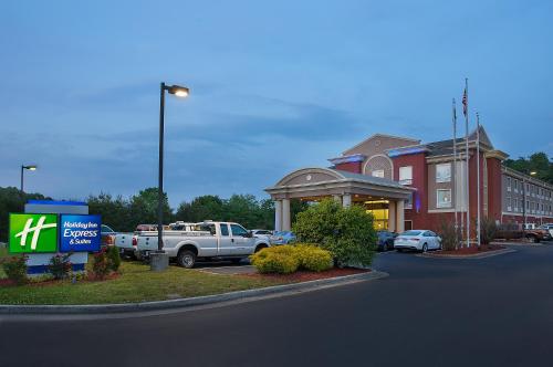a truck parked in a parking lot in front of a building at Holiday Inn Express & Suites Murphy by IHG in Murphy