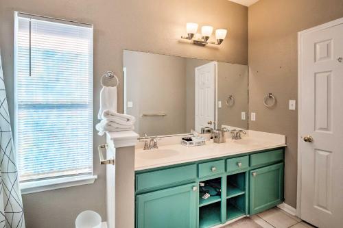 ein Badezimmer mit Waschbecken und Spiegel in der Unterkunft Pet-Friendly Family Home in Hutto with Private Yard! in Hutto