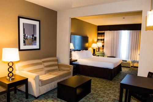 En eller flere senger på et rom på Holiday Inn Express Hotel & Suites Houston NW Beltway 8-West Road, an IHG Hotel
