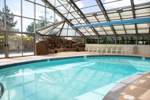 a large swimming pool with a glass roof at Holiday Inn Express Hotel & Suites Richland in Richland