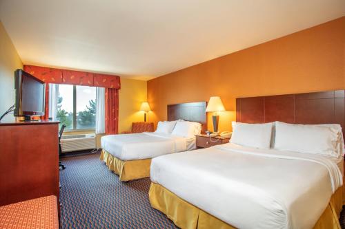 Ліжко або ліжка в номері Holiday Inn Express Hotel & Suites Richland
