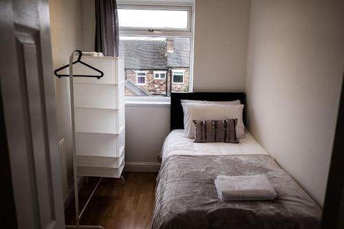 Säng eller sängar i ett rum på Inspired Stays- Close to City Centre- Sleeps up to 8