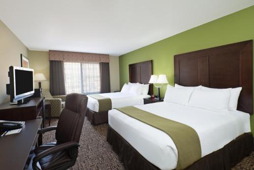 TV a/nebo společenská místnost v ubytování Holiday Inn Express & Suites Richfield by IHG