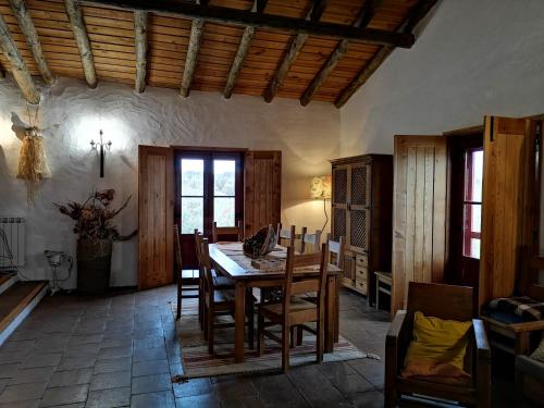 comedor con mesa de madera y sillas en Casa Do Alto Da Eira, en Albergaria dos Fusos