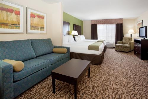 A bed or beds in a room at Holiday Inn Express Richfield, an IHG Hotel