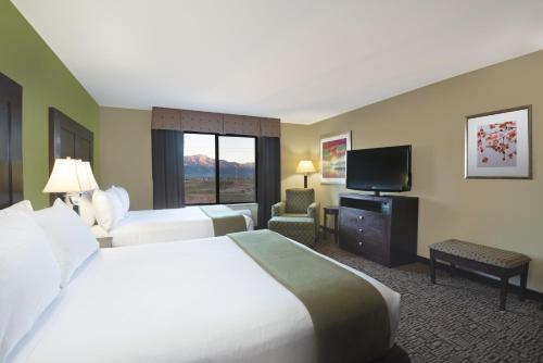 Postel nebo postele na pokoji v ubytování Holiday Inn Express & Suites Richfield by IHG